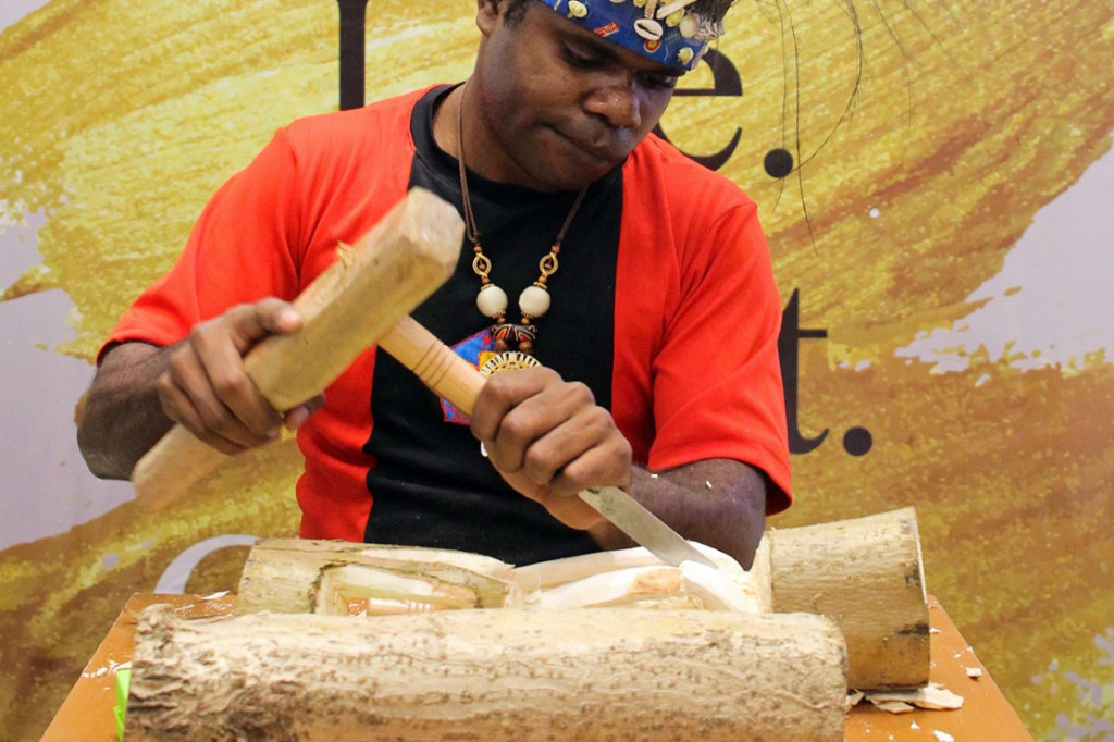 Ilustrasi salah seorang warga tengah mengukir kayu. Antara/Didik Suhartono