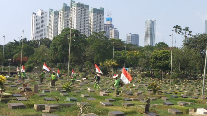 HUT ke-75 RI, Petugas TPU Karet Bivak Gendong Bendera Merah Putih