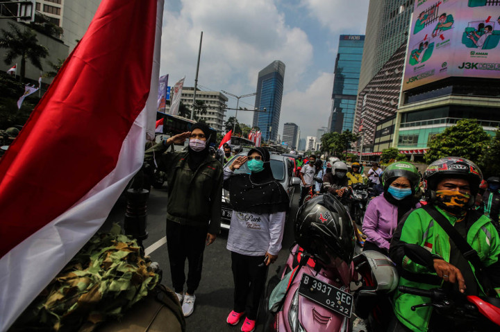 Potret Warga Hentikan Aktivitas Selama 3 Menit Saat Upacara HUT RI