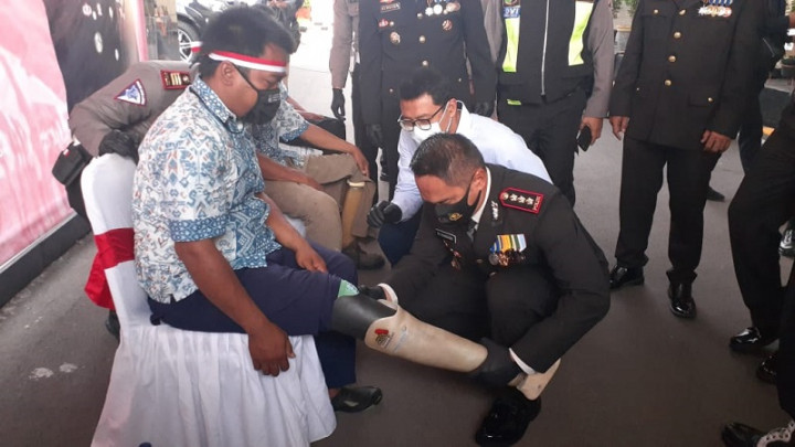 Kick Andy Foundation-Polresta Cirebon Bagikan Kaki Palsu Memperingati Hari Kemerdekaan