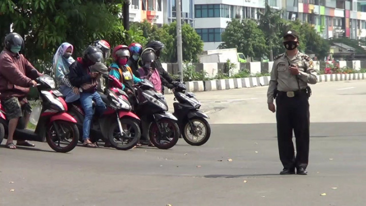 Seluruh Pengguna Jalan Diberhentikan Saat Heningkan Cipta