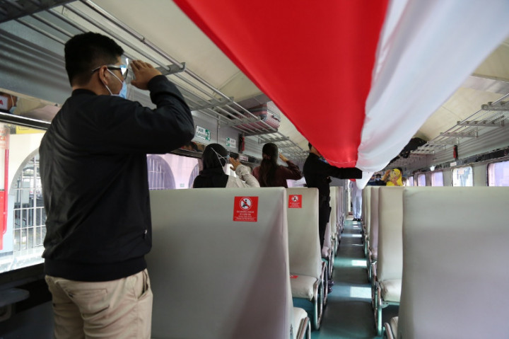 Bendera Merah Putih Terbentang 17 Meter di Rangkaian Kereta