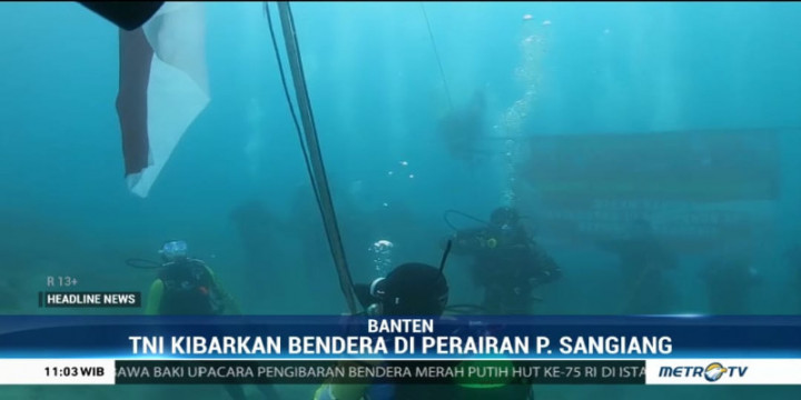 TNI AL Kibarkan Bendera Merah Putih di Dalam Laut