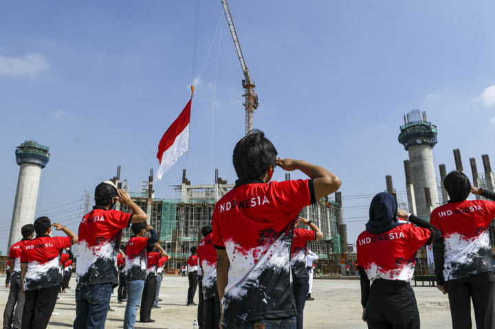 Bendera Merah Putih Raksasa Berkibar di Proyek Jakarta International Stadium