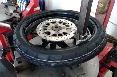 Begini Efeknya Jika Ganti Ban Motor Tidak Pakai Tyre Changer