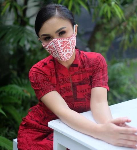 Sambut Kemerdekaan, Yuni Shara Pakai Cheongsam Merah