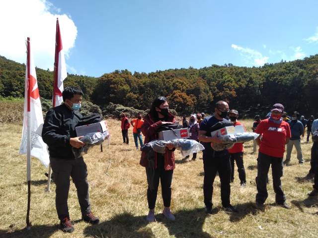 Kemenparekraf Berikan Bantuan untuk Pemandu Wisata Gunung