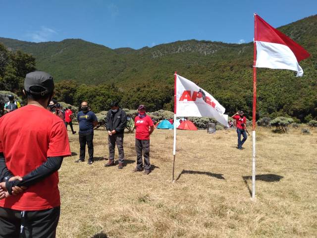 Hari Kemerdekaan di Gunung Papandayan Saat Kenormalan Baru