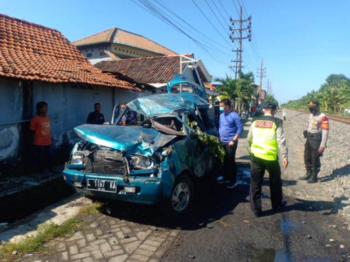 Kereta Api Seruduk Mobil di Sidoarjo, 4 Orang Tewas