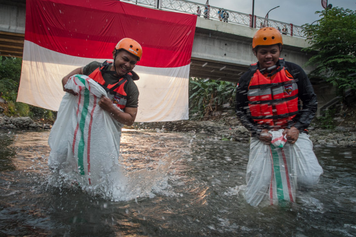 Keseruan Lomba Balap Karung Tim SAR di Sungai Kali Anyar