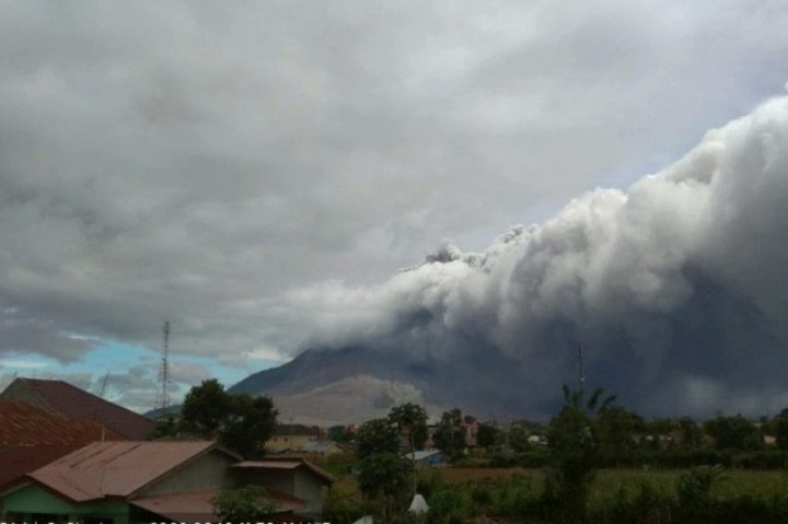 Gunung Sinabung Erupsi 6 Kali Hari Ini
