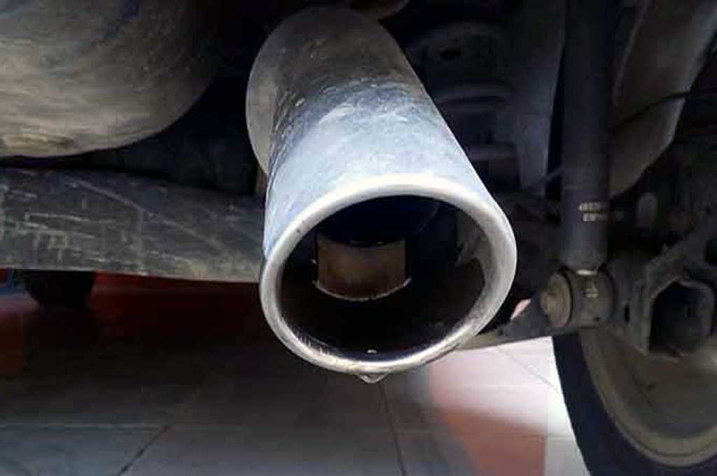 Масло в глушителе. Выхлопная труба капает. Почему выхлопная труба в масле. Выхлопная труба в саже. Выхлоп в бок ваз 2107.