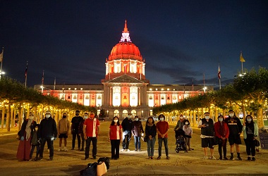 Lampu LED Merah Putih Terangi Balai Kota San Francisco