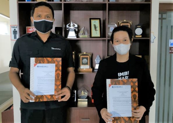Penandatangan MoU antara Medcom.id dan Bimbel Smarrt. Foto: Medcom.id/Ilham Pratama