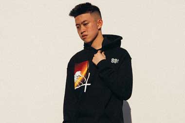 Rich Brian Tonton Trailer AADC agar Luwes Kembali Bicara Bahasa Indonesia