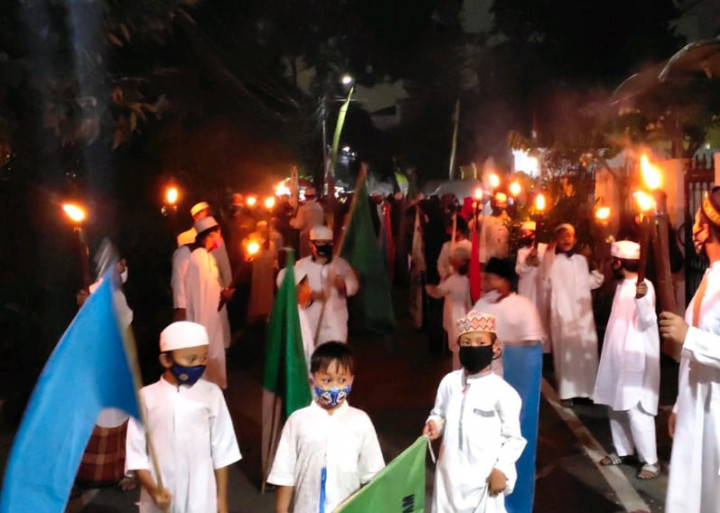 Warga Jakpus Tumpah Ruah Pawai Obor di Tengah Pandemi