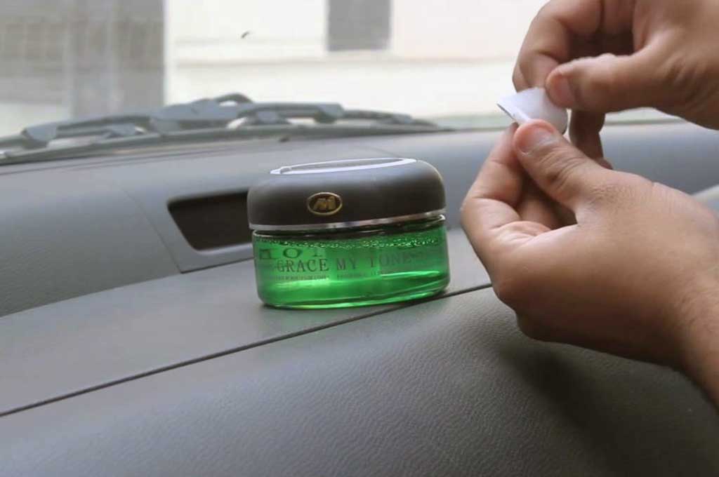 Rajin membersihkan bagian kabin dapat menghilangkan bau tidak sedap di mobil. Youtube