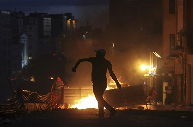 Demonstran Bakar Gedung Parlemen Irak di Basra