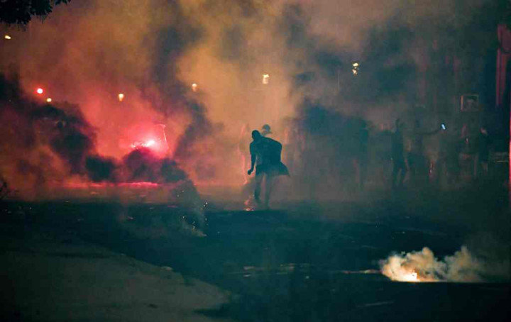 Suporter PSG Bentrok dengan Polisi Saat Nobar Final Liga Champions