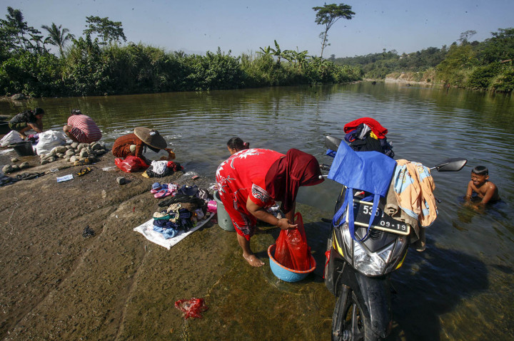 Kekeringan, Warga Citeureup Mandi dan Mencuci di Sungai Cileungsi