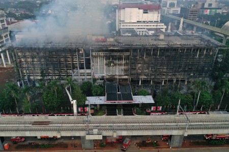 Gedung utama Kejaksaan Agung yang terbakar di Jakarta, Minggu, 23 Agustus 2020. Foto: Antara/Aditya Pradana Putra