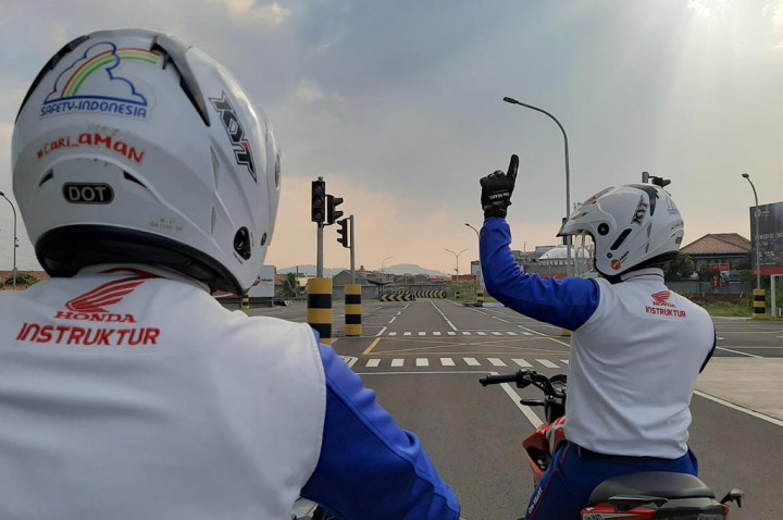 4 Isyarat Dasar saat Touring Menggunakan Sepeda Motor