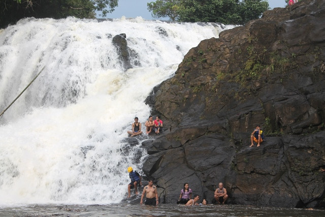 Mencebur di Jernihnya Air Riam Panggar