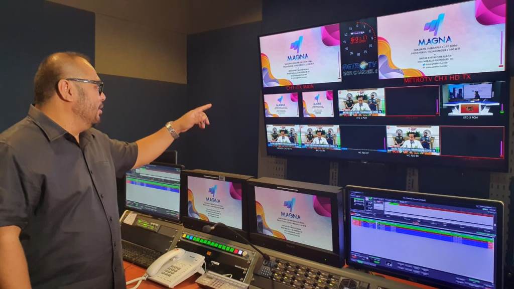 CEO Media Group News M Mirdal Akib memantau operasi televisi digital Magna Channel. Medcom.id/Budiyanto