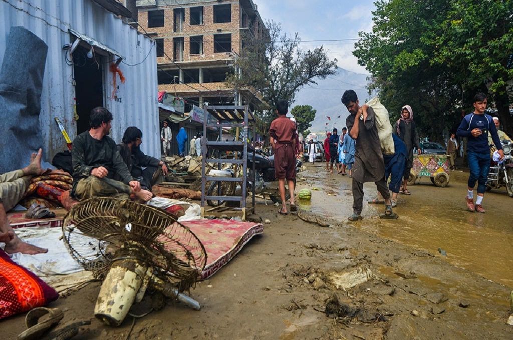 Warga menyelamatkan barang-barang mereka di lokasi banjir bandang di Parwan, Afghanistan, Rabu 26 Agustus 2020. (Foto: AFP)