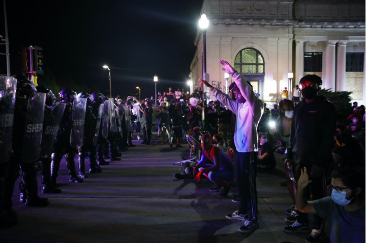 Remaja 17 Tahun Ditangkap Terkait Penembakan saat Demo AS