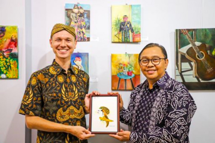 Seniman Rusia Pamer Lukisan Bertema Wayang