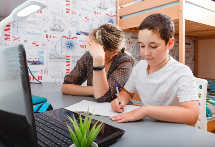 6 Cara Orang Tua Mengelola Emosi saat Mendampingi Anak Belajar