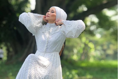 Model Okky Asokawati dalam balutan koleksi Unchained karya Barli Asmara (Foto: Instagram @okkyasokawati)
