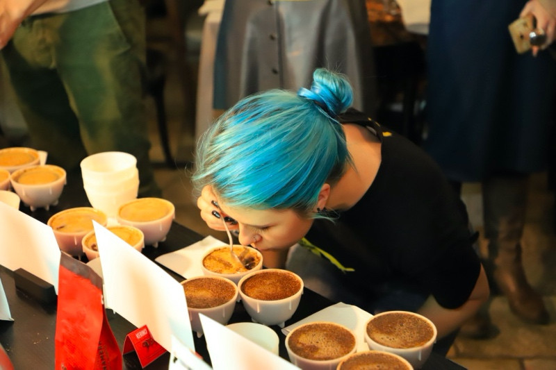 Seorang penggemar kopi mencicipi kopi asal Indonesia. Foto: Dok.KBRI Moskow