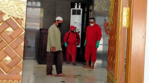 Lingkungan Rumah Novel Baswedan Disemprot Disinfektan