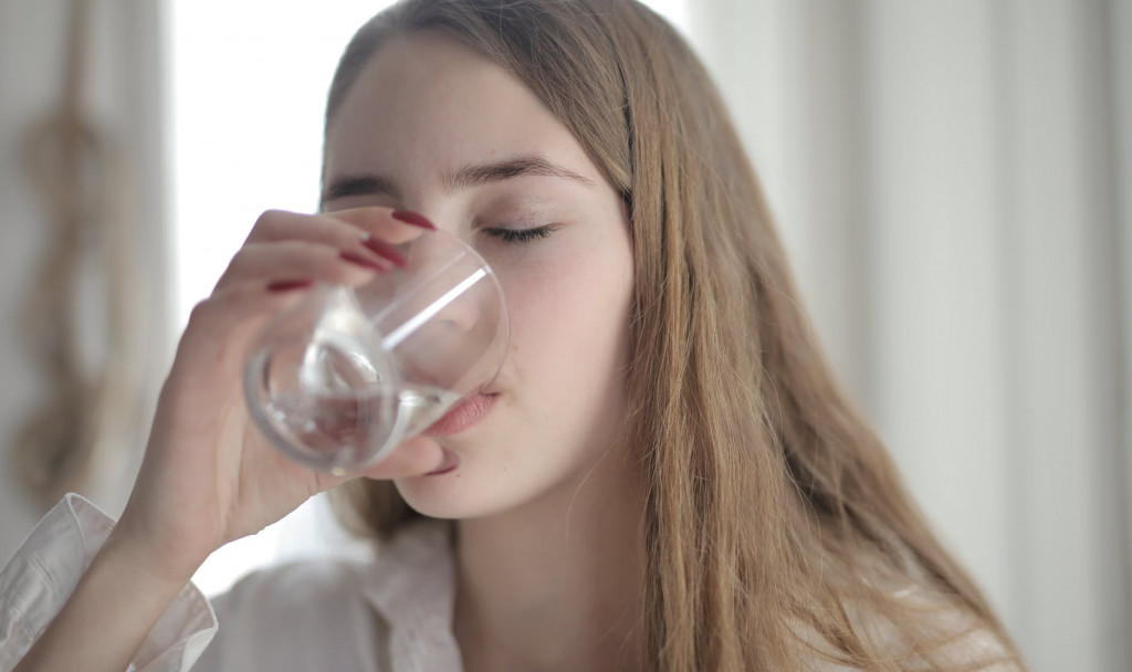 Para ahli menganjurkan setiap orang untuk mengonsumsi setidaknya 2 liter cairan atau sekitar 8 gelas per hari untuk mencukupi kebutuhan air pada tubuh. (Ilustrasi/Pexels)