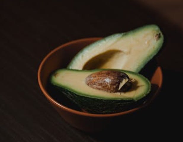 Alpukat mengandung vitamin B dan Vitamin K yang tinggi. Selain itu, juga memiliki lebih banyak kalium daripada pisang. (Ilustrasi/Pexels)