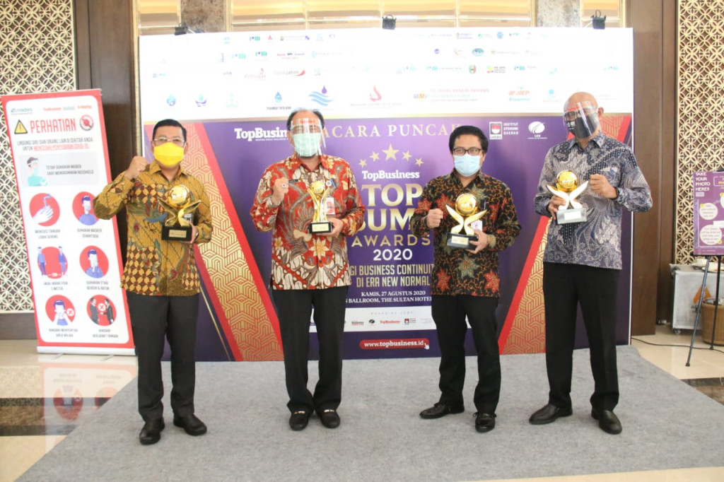 Direktur Kredit UMK & Usaha Syariah Babay Parid Wazdi (kedua dari kanan) bersama Direktur Utama MRT William P Sabandar (kanan). FOTO: Bank DKI