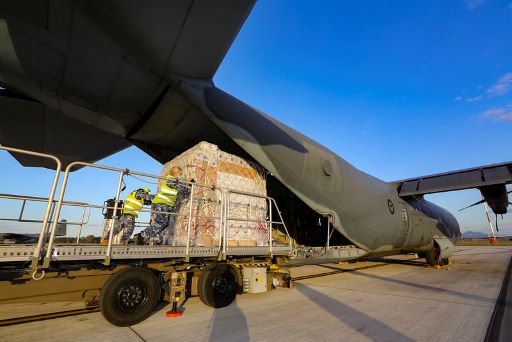 Australia Kirim Paket Bantuan APD Melalui TNI