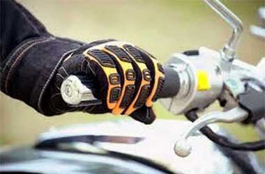 Jangan Asal! Begini Teknik Menggenggam Setang Motor yang Aman