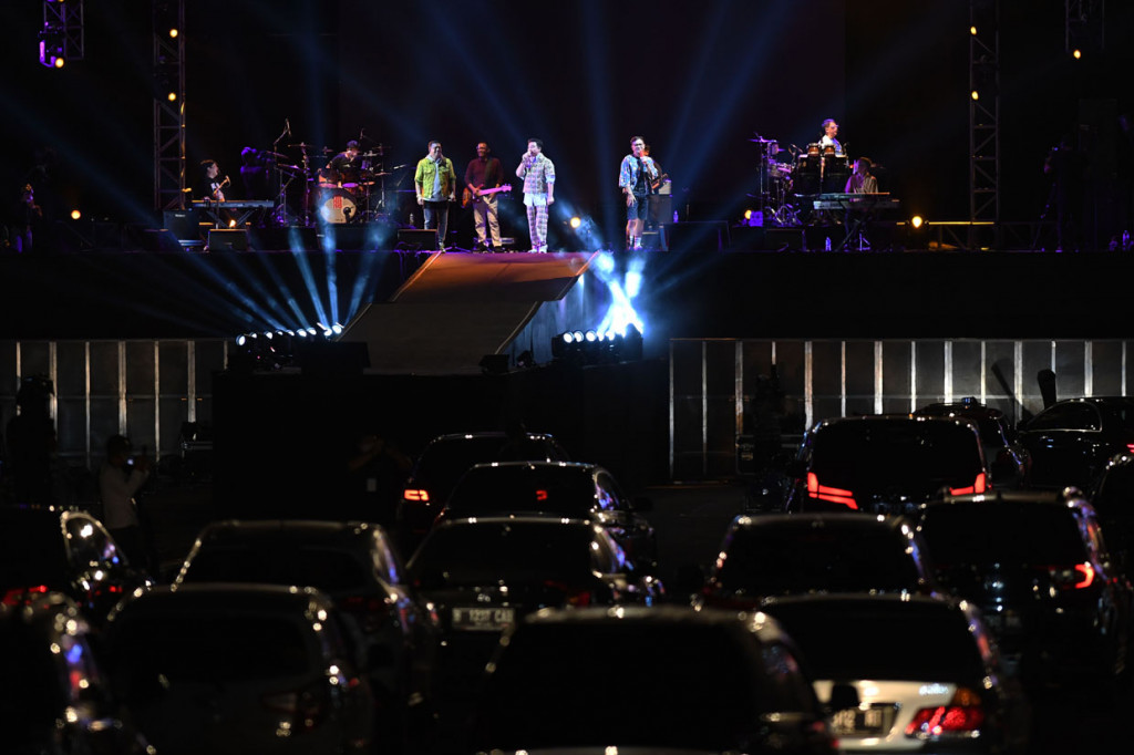 Kemeriahan Konser Drive-In Kahitna di Jakarta