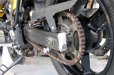 Perawatan Berkala Cegah Rantai Motor Putus di Jalan