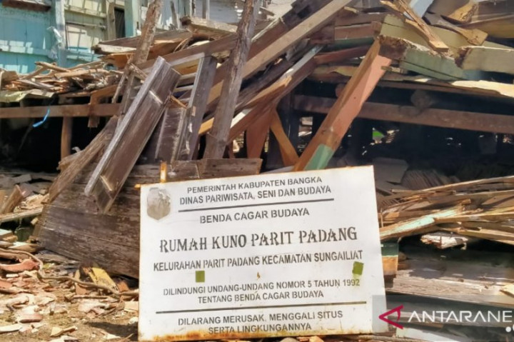 Rumah Kuno Usia 200 Tahun Roboh