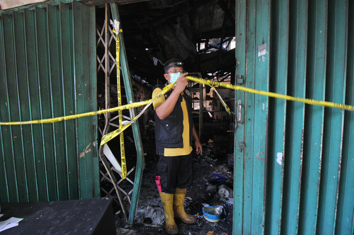 Tim Labfor Polda Jatim Olah TKP Kebakaran Toko Elektronik