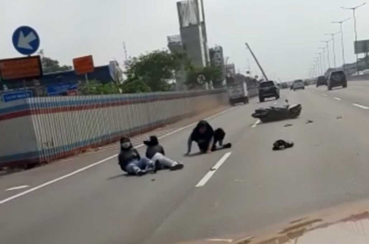 Tiga Remaja Bermotor Terjatuh di Tol, Ini Penyebabnya