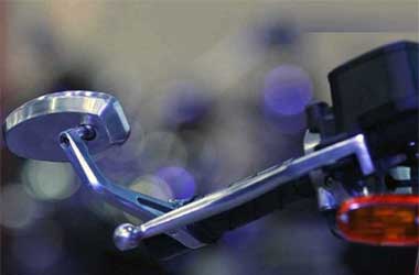 Awas! Pasang Spion Kecil di Motor Batasi Jarak Pandang