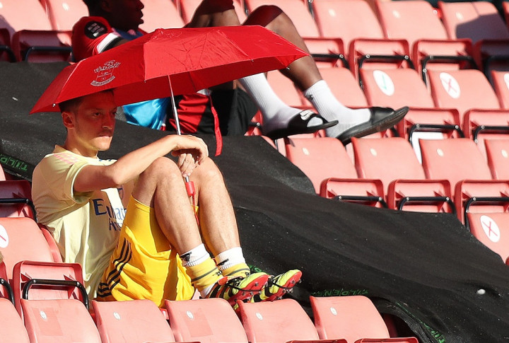 Mesut Oezil Dapat Tawaran dari Klub Arab Saudi