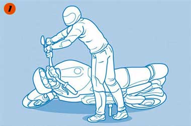5 Langkah Mudah Menegakkan Sepeda Motor yang Jatuh