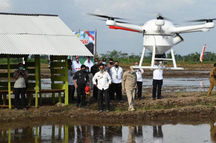 Mentan Serahkan Alsintan di Kawasan <i>Food Estate</i> Kalteng