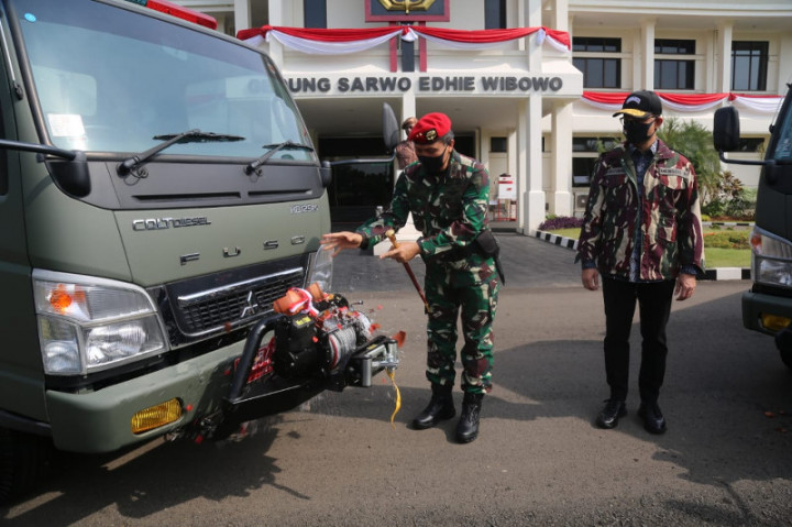 Kemensos Serahkan 4 Truk Penanganan Bencana ke Kopassus